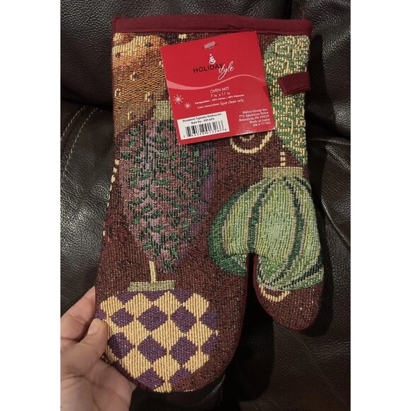 7 ~Christmas Ornament 1~Oven mitts & 1~Kitchen towels & 4~Tapestry& 1Pot holder - Picture 2 of 9